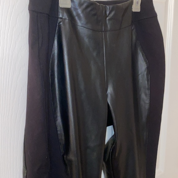 Black vegan leather leggings - Picture 2 of 3